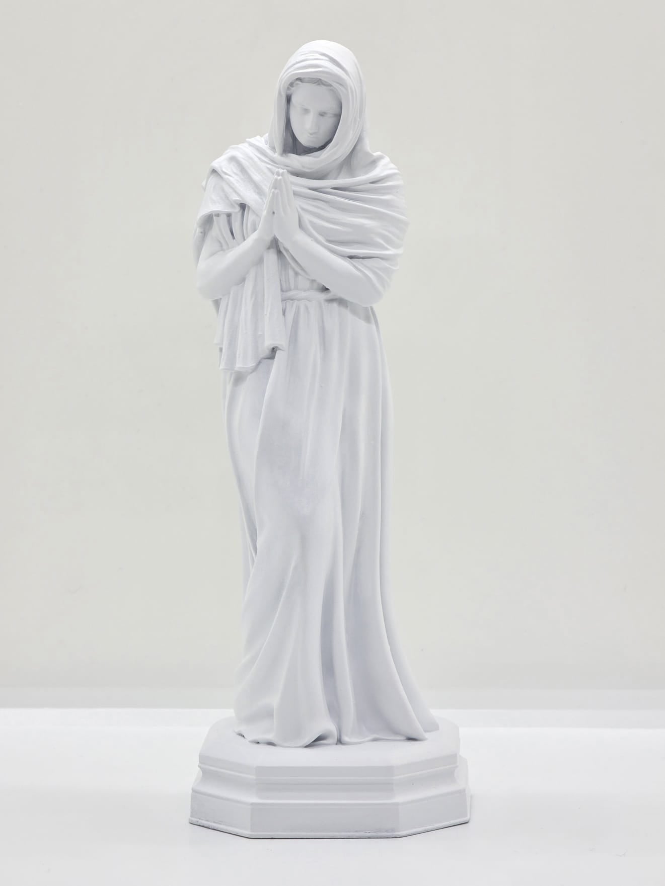 Statuette de la Vierge Marie Pleurant au Pied de la Croix – Peinte à la Main