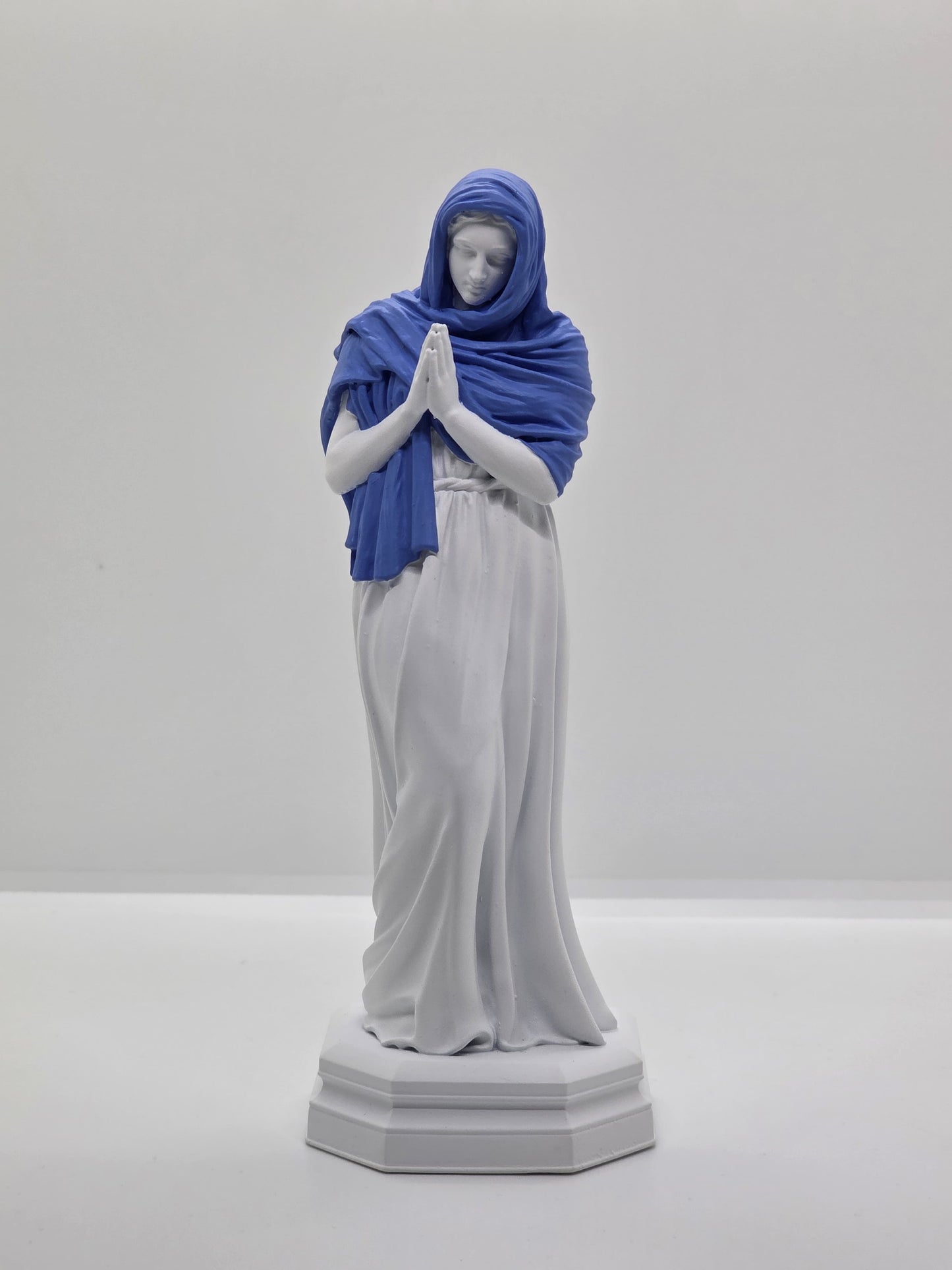 Statuette de la Vierge Marie Pleurant au Pied de la Croix – Peinte à la Main