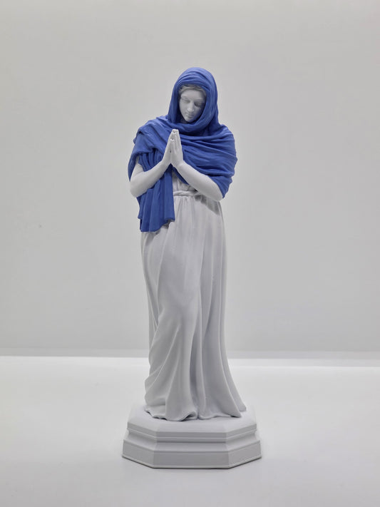 Statuette de la Vierge Marie Pleurant au Pied de la Croix – Peinte à la Main