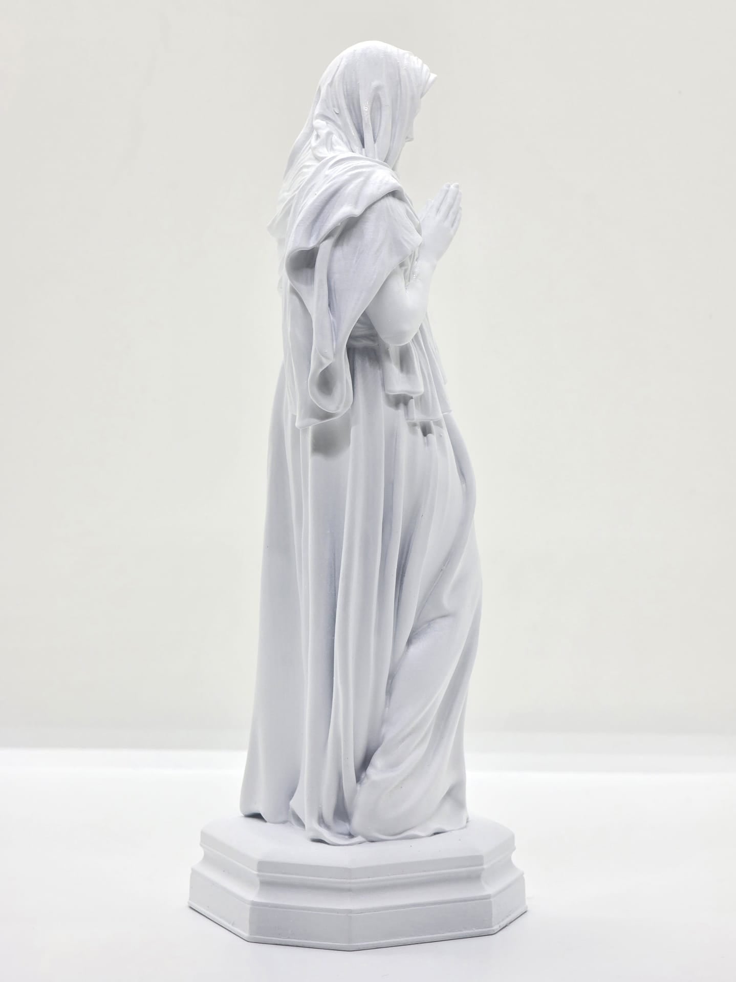 Statuette de la Vierge Marie Pleurant au Pied de la Croix – Peinte à la Main