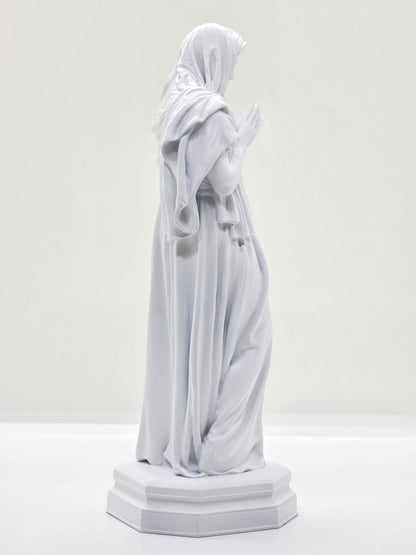 Statuette de la Vierge Marie Pleurant au Pied de la Croix – Peinte à la Main